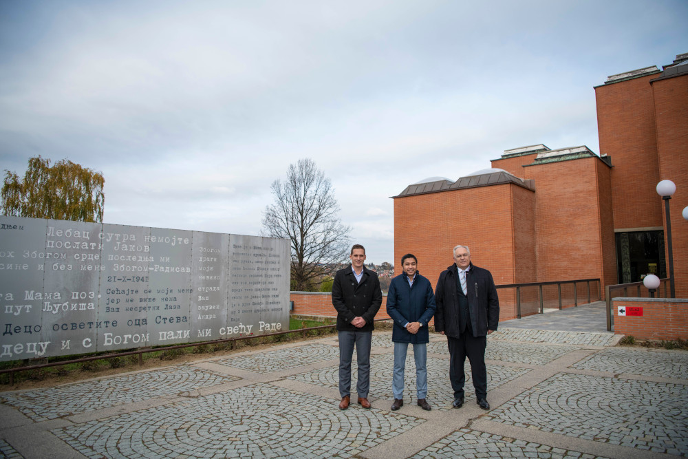 SRBATOM Director and Head of Mission of Malasya Lay Wreaths in Sumarice Memorial Park